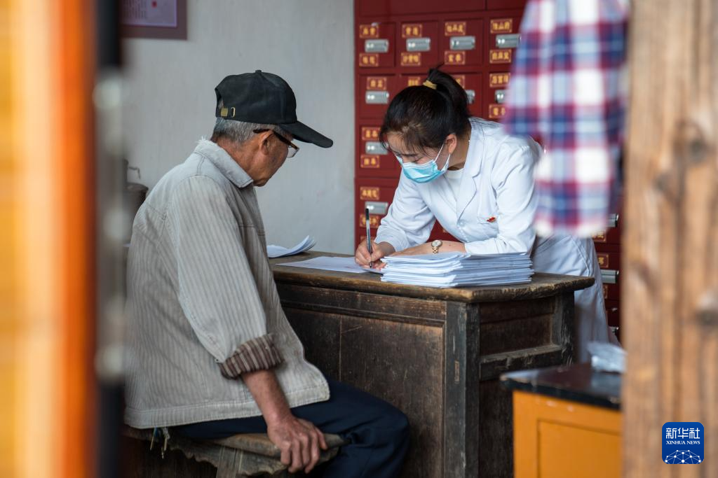 新华全媒+丨山村健康守护人:33年干好一件事