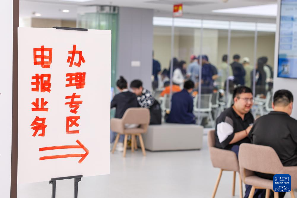 浙江杭州：电报业务即将退市 通信爱好者排队发报