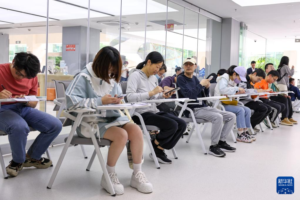 浙江杭州：电报业务即将退市 通信爱好者排队发报