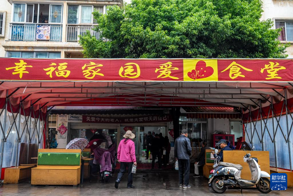 为实现女儿遗愿，她创办这间食堂照顾数百孤寡老人