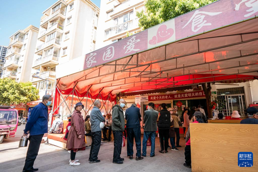 为实现女儿遗愿，她创办这间食堂照顾数百孤寡老人