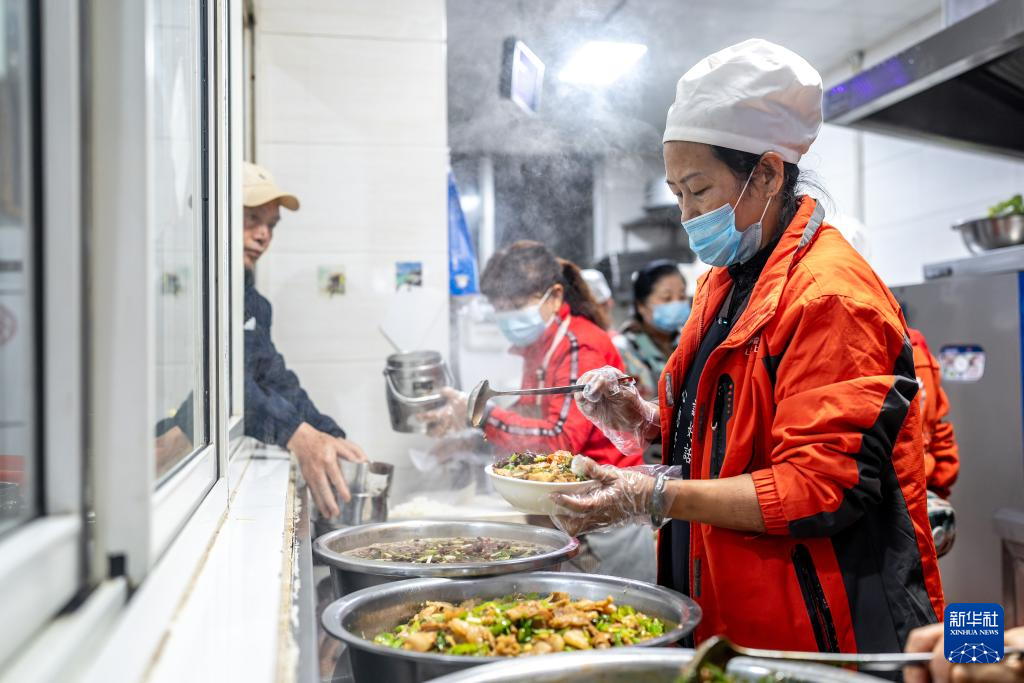 为实现女儿遗愿，她创办这间食堂照顾数百孤寡老人