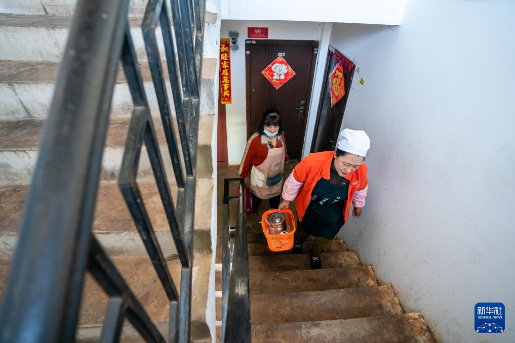 为实现女儿遗愿，她创办这间食堂照顾数百孤寡老人