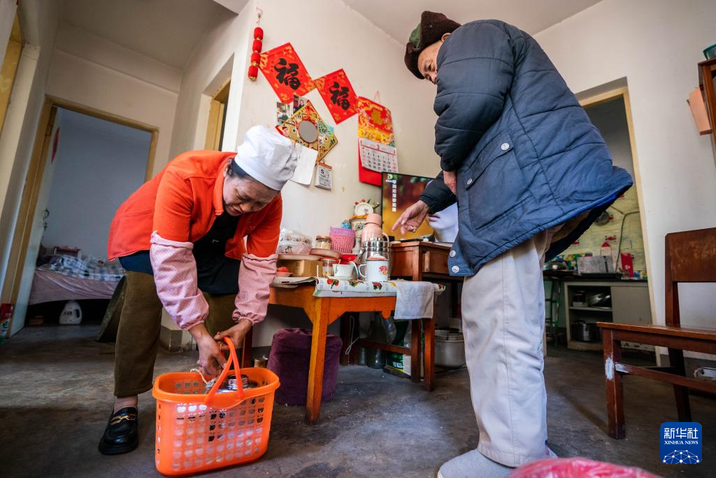 为实现女儿遗愿，她创办这间食堂照顾数百孤寡老人