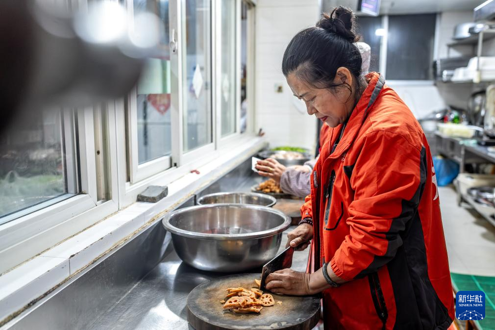 为实现女儿遗愿，她创办这间食堂照顾数百孤寡老人