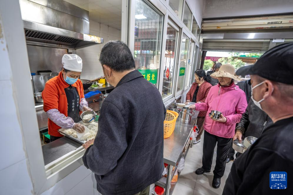 为实现女儿遗愿，她创办这间食堂照顾数百孤寡老人