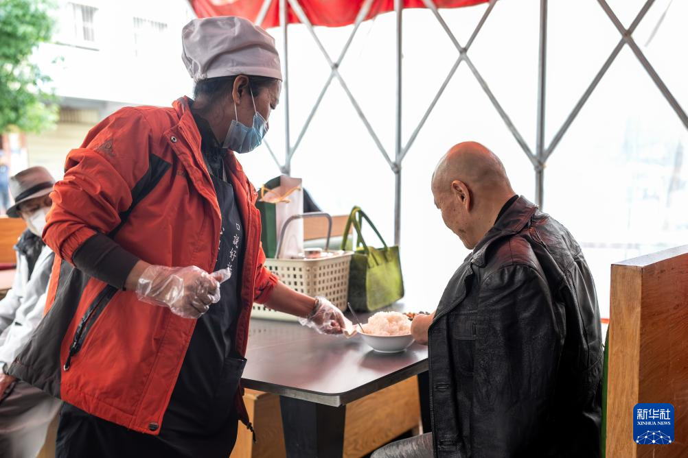 为实现女儿遗愿，她创办这间食堂照顾数百孤寡老人