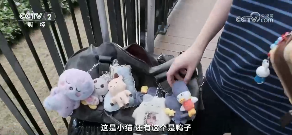 小“包挂”成为消费新宠 潮玩经济解锁“Z世代”消费“密码”