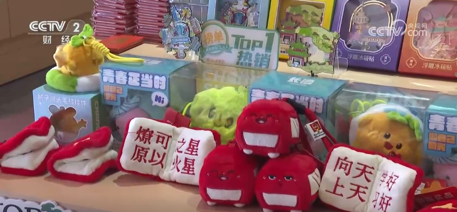 小“包挂”成为消费新宠 潮玩经济解锁“Z世代”消费“密码”