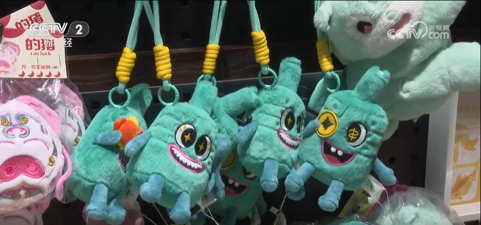 小“包挂”成为消费新宠 潮玩经济解锁“Z世代”消费“密码”