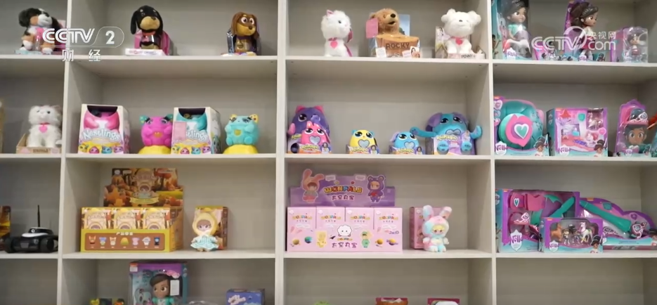 小“包挂”成为消费新宠 潮玩经济解锁“Z世代”消费“密码”