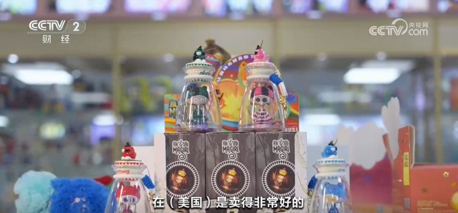 小“包挂”成为消费新宠 潮玩经济解锁“Z世代”消费“密码”