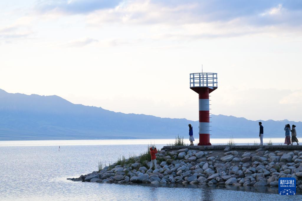 新疆赛里木湖:绘就生态旅游新图景