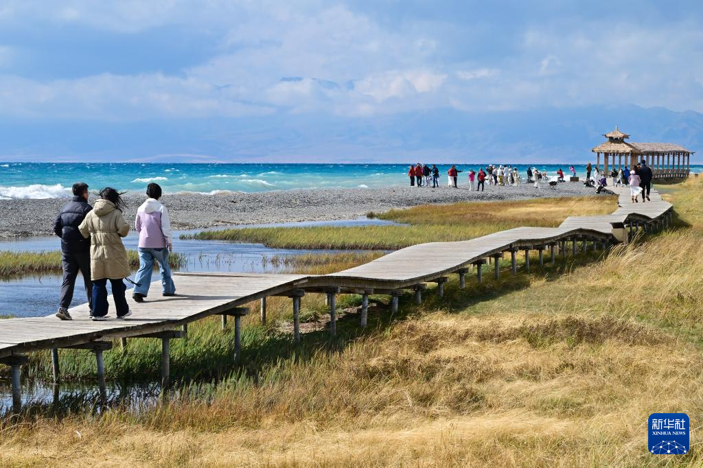 砥砺奋进七十载 天山南北谱华章丨赛湖秋景美