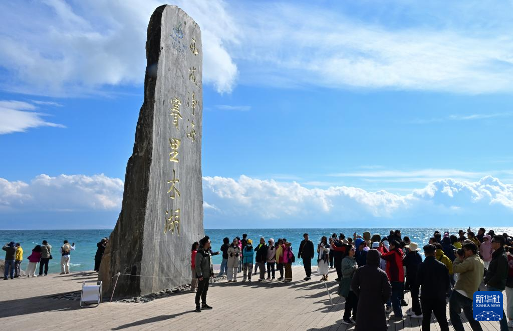 砥砺奋进七十载 天山南北谱华章丨赛湖秋景美