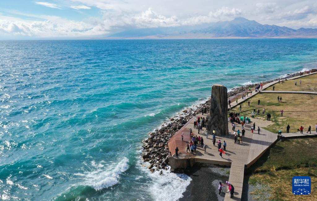 砥砺奋进七十载 天山南北谱华章丨赛湖秋景美