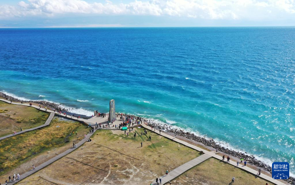 砥砺奋进七十载 天山南北谱华章丨赛湖秋景美