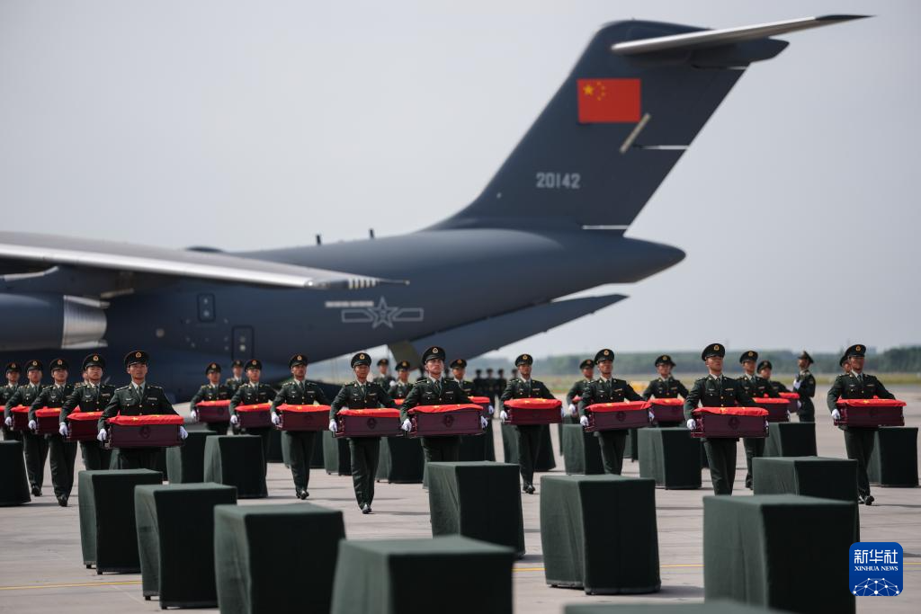 新华全媒+丨第十二批在韩中国人民志愿军烈士遗骸回国