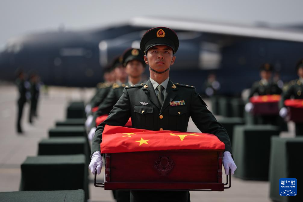 新华全媒+丨第十二批在韩中国人民志愿军烈士遗骸回国