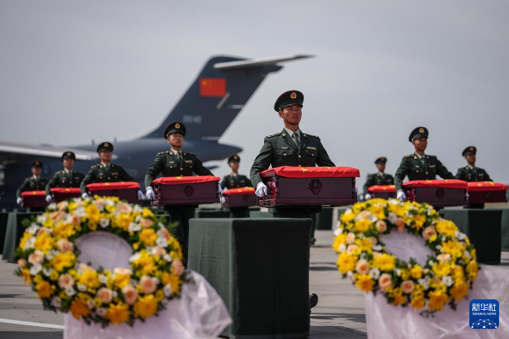 新华全媒+丨第十二批在韩中国人民志愿军烈士遗骸回国