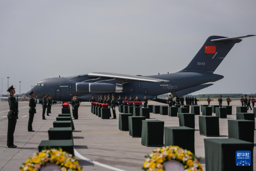 新华全媒+丨第十二批在韩中国人民志愿军烈士遗骸回国