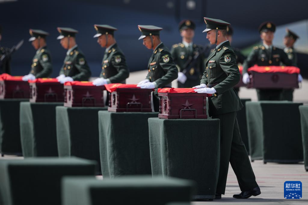 新华全媒+丨第十二批在韩中国人民志愿军烈士遗骸回国