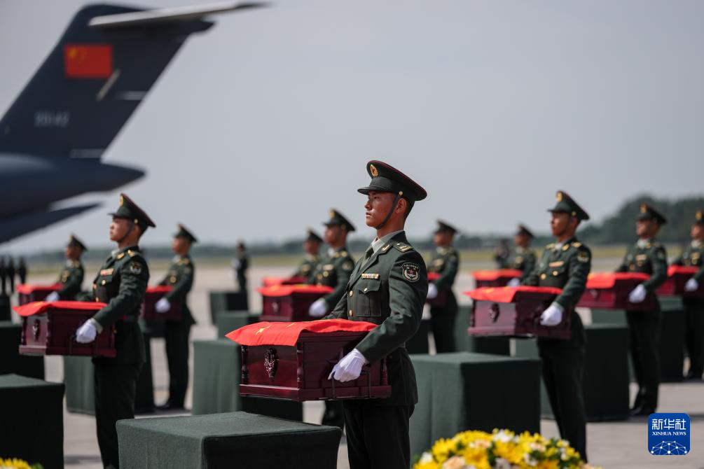 新华全媒+丨第十二批在韩中国人民志愿军烈士遗骸回国