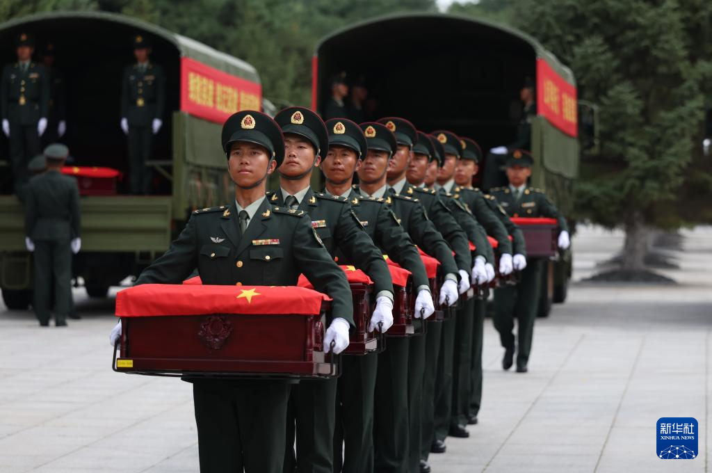 新华全媒+丨第十二批在韩中国人民志愿军烈士遗骸回国