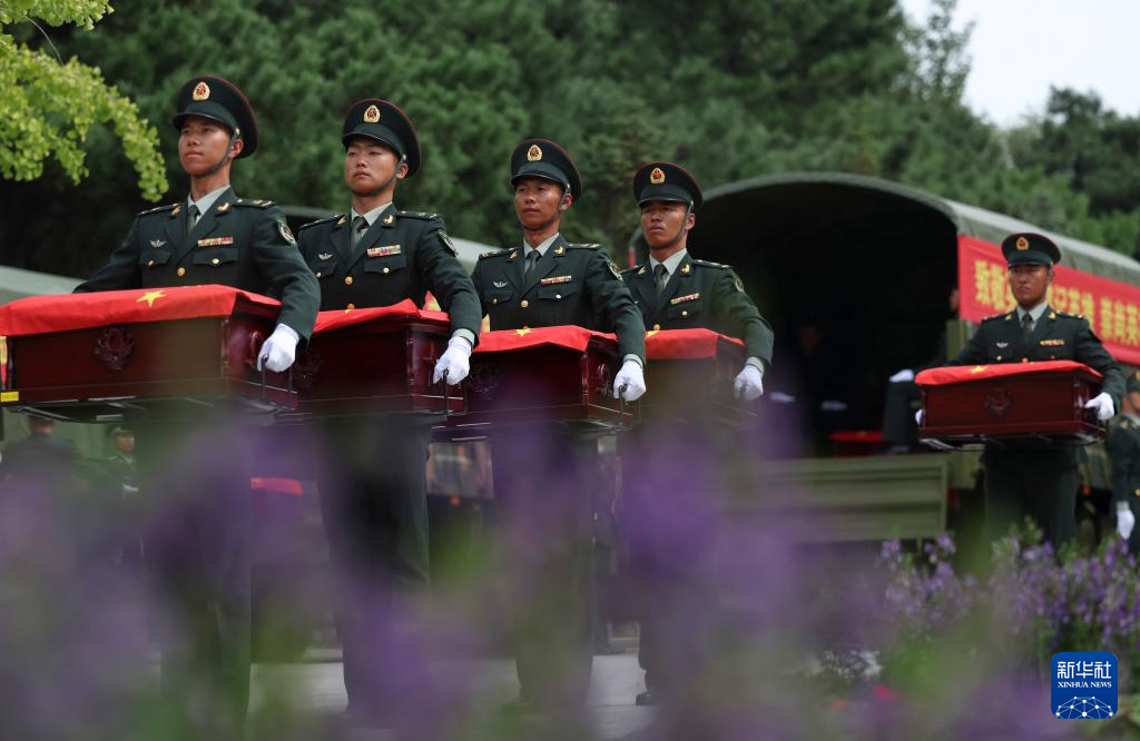 新华全媒+丨第十二批在韩中国人民志愿军烈士遗骸回国