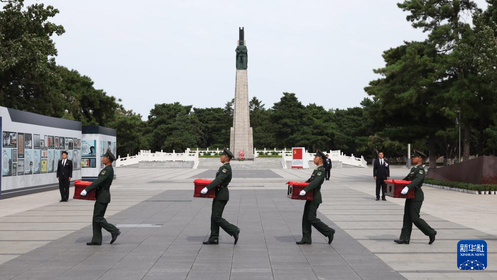 新华全媒+丨第十二批在韩中国人民志愿军烈士遗骸回国