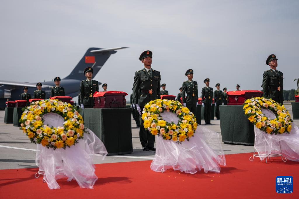 新华全媒+丨第十二批在韩中国人民志愿军烈士遗骸回国