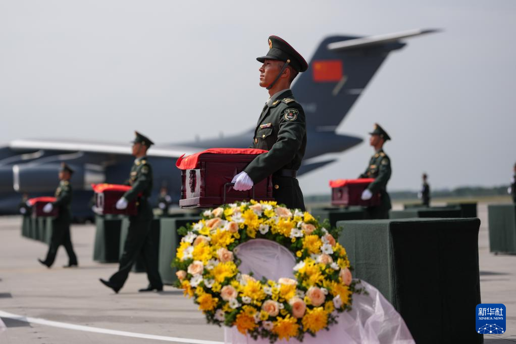 新华全媒+丨第十二批在韩中国人民志愿军烈士遗骸回国