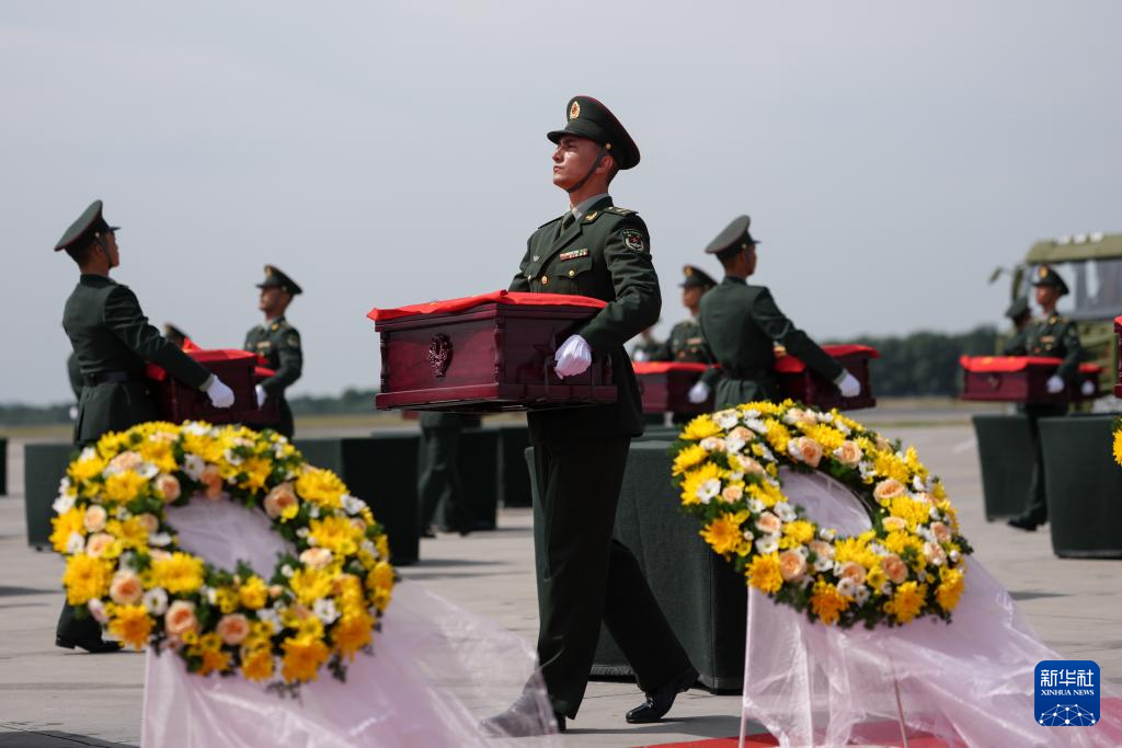 新华全媒+丨第十二批在韩中国人民志愿军烈士遗骸回国