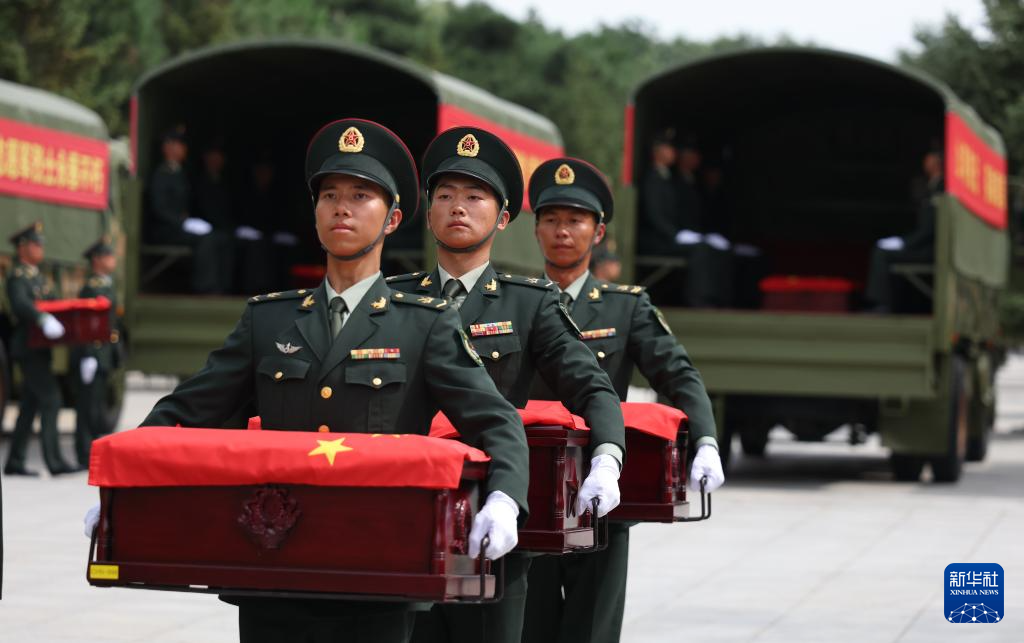 新华全媒+丨第十二批在韩中国人民志愿军烈士遗骸回国
