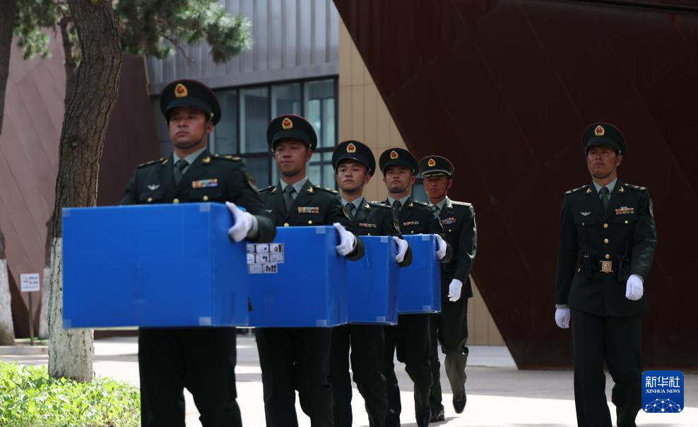 新华全媒+丨第十二批在韩中国人民志愿军烈士遗骸回国