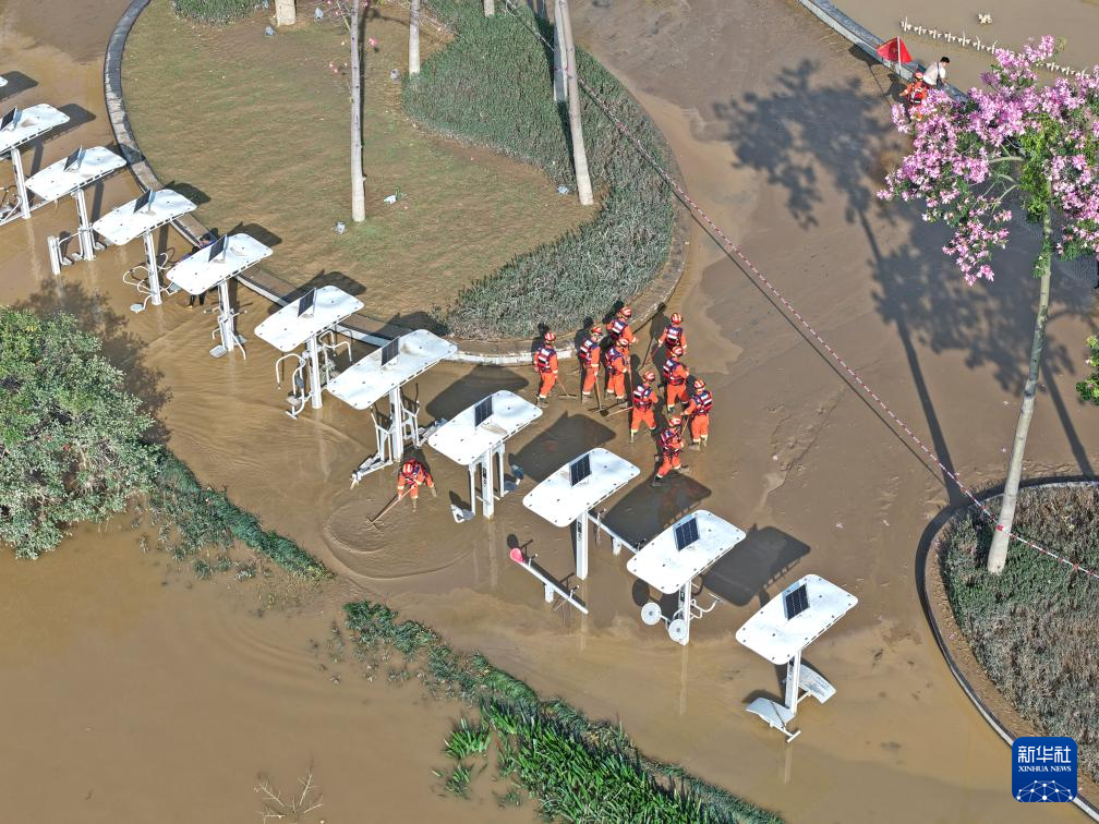 广西南宁:洪水渐退清淤忙