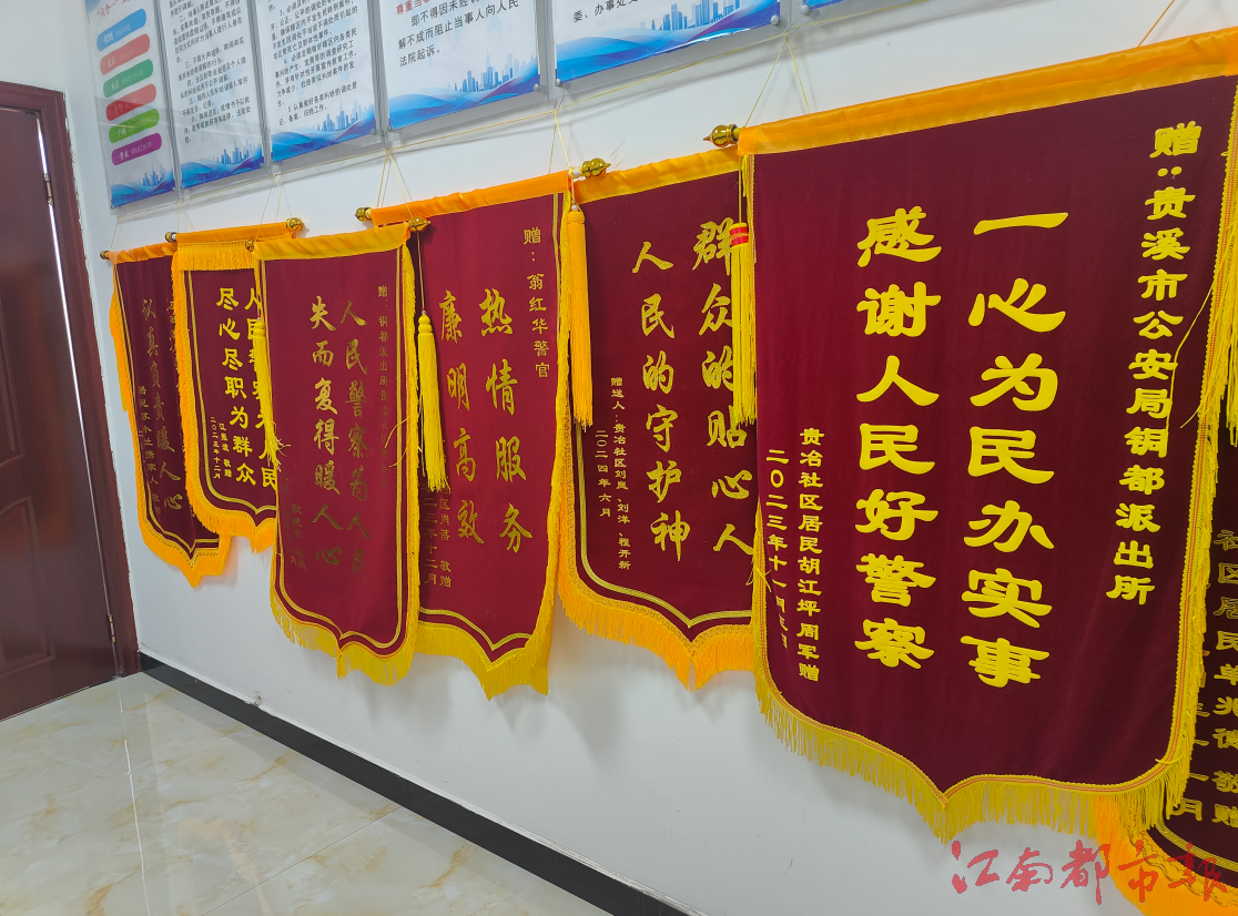 从副所长到社区民警 江西翁红华成了居民的“亲人” 从副所长到社区民警 江西翁红华成了居民的“亲人”
