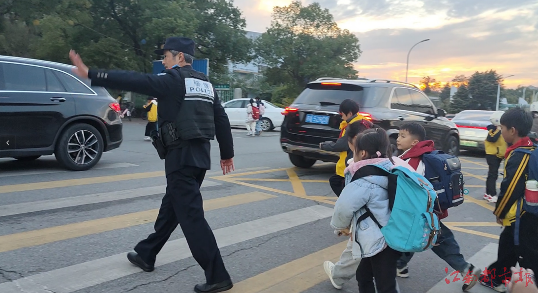 从副所长到社区民警 江西翁红华成了居民的“亲人” 从副所长到社区民警 江西翁红华成了居民的“亲人”