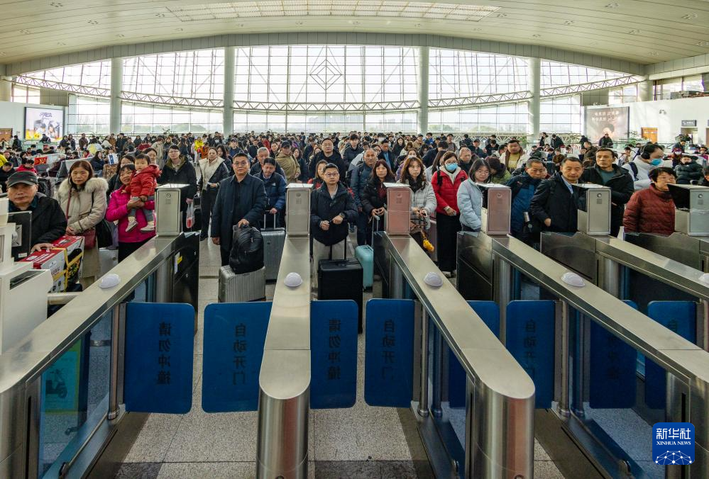 全国铁路迎来返程客流最高峰