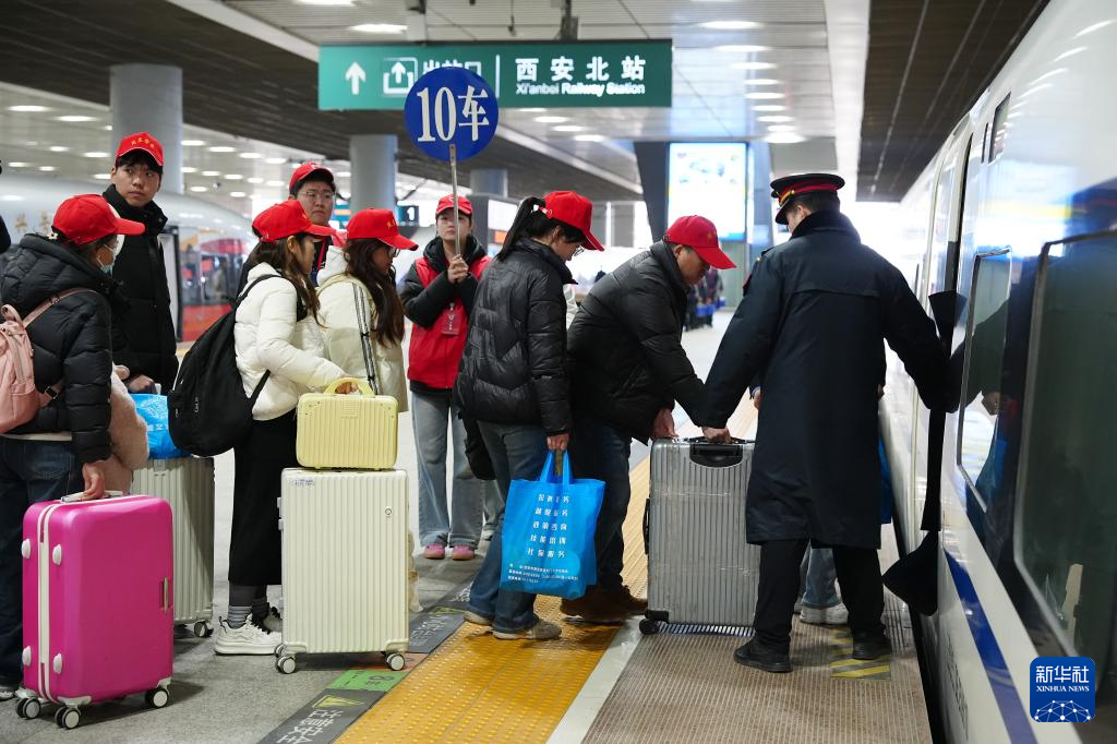 西安:春风护航返岗路