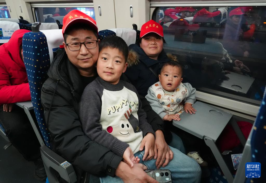 西安:春风护航返岗路