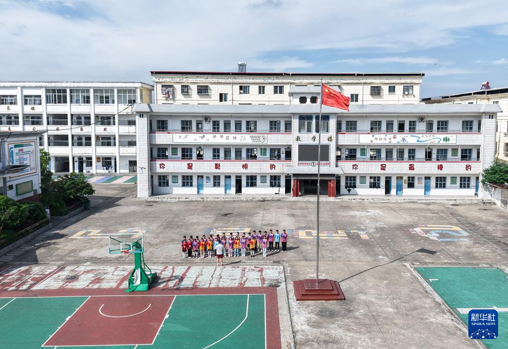 江堤绿茵场 追寻足球梦