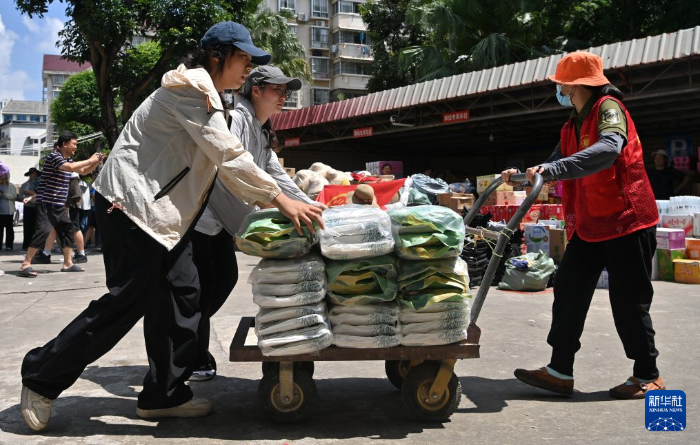 广西南宁:社会各界爱心捐助灾区