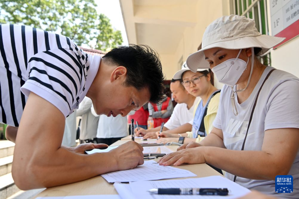 广西南宁:社会各界爱心捐助灾区