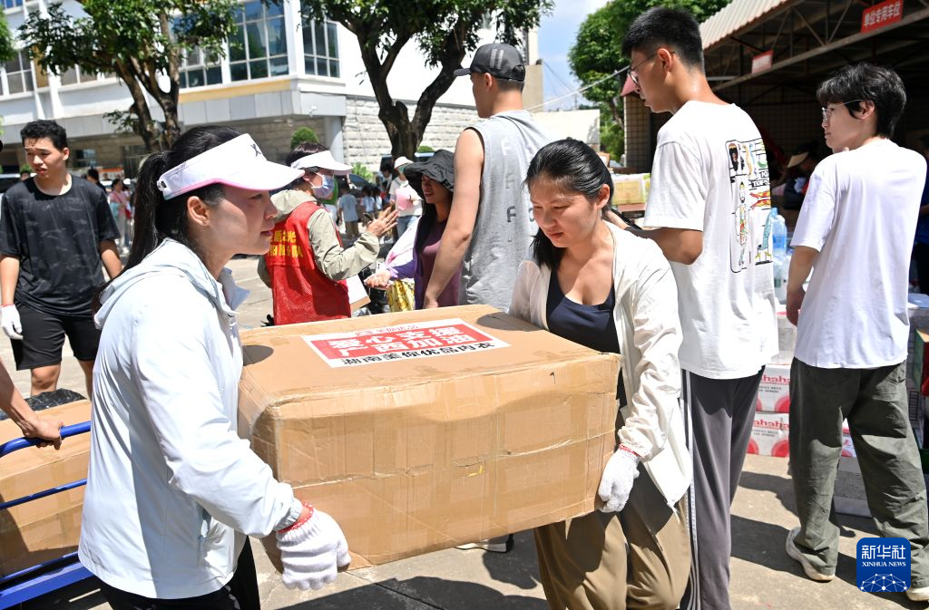 广西南宁:社会各界爱心捐助灾区