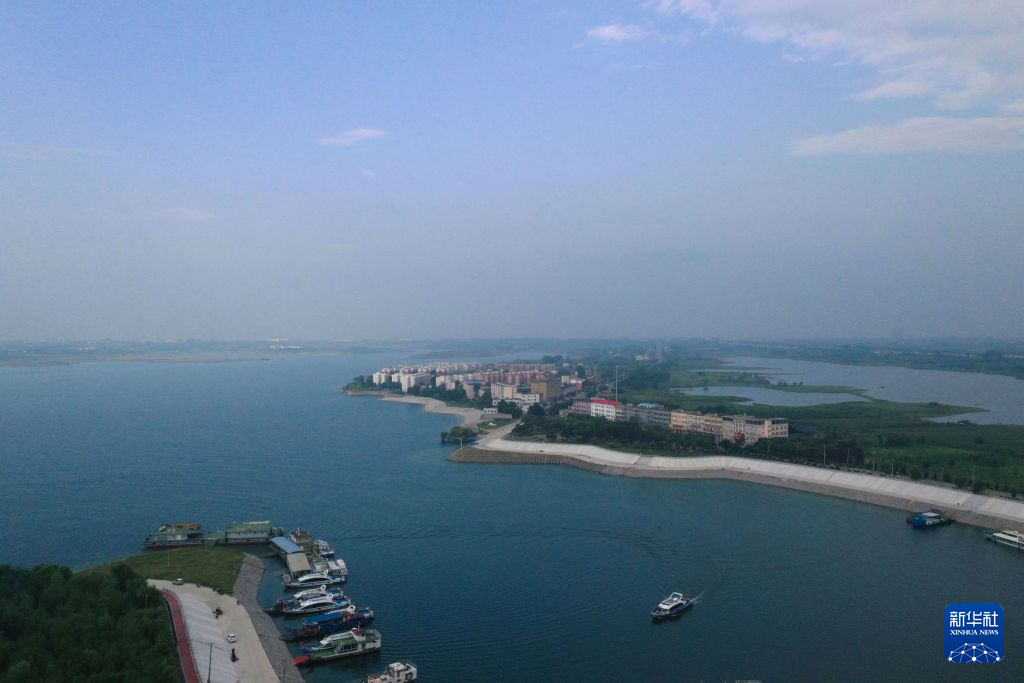 河南丹江口水库:碧水引游人
