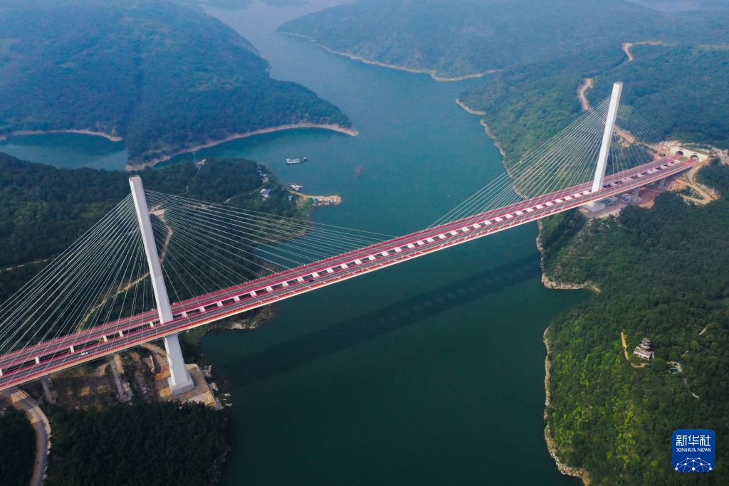 河南丹江口水库:碧水引游人
