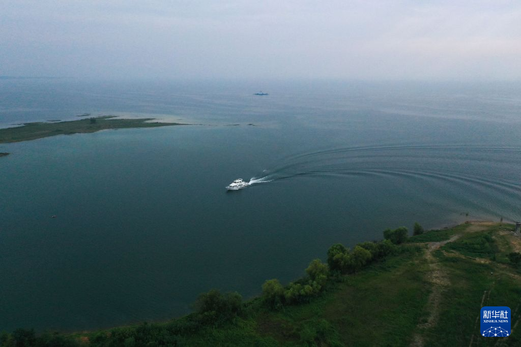 河南丹江口水库:碧水引游人
